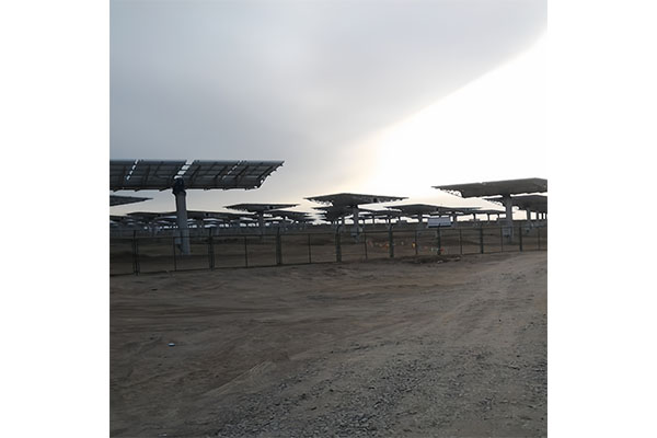 How does the application of tracking photovoltaic bracket in large photovoltaic power stations help improve energy conversion rate?